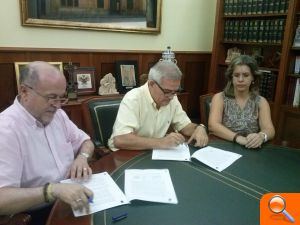 El Ayuntamiento y la Asociación de Fiestas de Moros y Cristianos firman el convenio económico