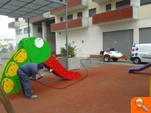 L’Ajuntament d’Alfafar realiza tareas de limpieza de pintadas en los parques infantiles del municipio - (foto 2) L’Ajuntament d’Alfafar realiza tareas de limpieza de pintadas en los parques infantiles del municipio - (foto 2)