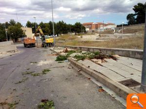 El Ayuntamiento repavimenta la acera de la calle Sagrada Familia