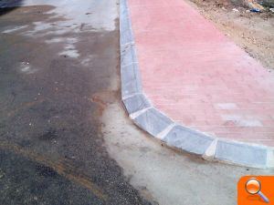 El Ayuntamiento continúa con el adoquinado de la urbanización Cabo Cervera