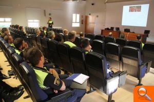 Los agentes de Barrio asistente a un cursillo para potenciar la Policía de Barrio  - (foto 2)
