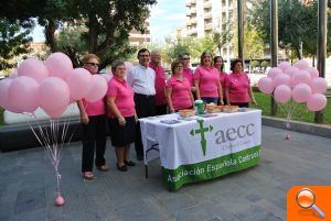 Almassora luce lazos y suelta globos para conmemorar el Día Mundial de la lucha contra el Cáncer de Mama