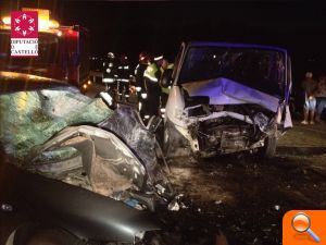 Diez heridos tras una colisión entre una furgoneta y un turismo - (foto 4) Diez heridos tras una colisión entre una furgoneta y un turismo - (foto 4)
