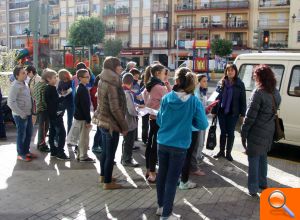 Personas mayores de Mislata explican a los escolares cómo era la vida en el pueblo hace más de medio siglo - (foto 2) Personas mayores de Mislata explican a los escolares cómo era la vida en el pueblo hace más de medio siglo - (foto 2)