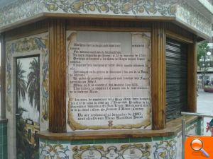 El Ayuntamiento repara el panel cerámico del Quiosco de la Plaza Mayor - (foto 2) El Ayuntamiento repara el panel cerámico del Quiosco de la Plaza Mayor - (foto 2)