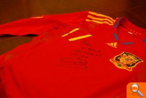El fútbolista de la Selección Española de Fútbol Paralímpico, Carlos Antón, dona una camiseta de "la Roja” al Ayuntamiento de Villena  - (foto 2)