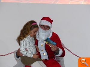 Papà Noel visita la Falla Cardenal Tarancón per a arreplegar les cartes dels xiquets - (foto 2)