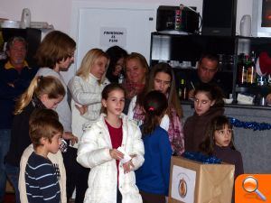 Papà Noel visita la Falla Cardenal Tarancón per a arreplegar les cartes dels xiquets - (foto 3)
