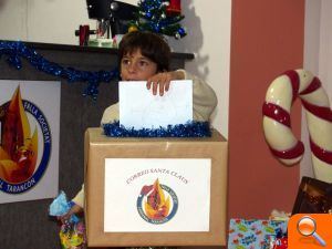 Papà Noel visita la Falla Cardenal Tarancón per a arreplegar les cartes dels xiquets - (foto 4)