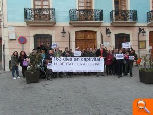 Veïns de Vilallonga es concentren per demanar “llibertat” per a un llibre d’història