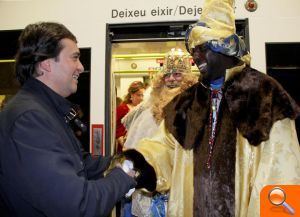 Melchor, Gaspar y Baltasar reparten magia, ilusión y regalos entre los niños de Manises - (foto 2) Melchor, Gaspar y Baltasar reparten magia, ilusión y regalos entre los niños de Manises - (foto 2)