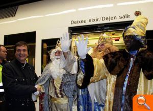 Melchor, Gaspar y Baltasar reparten magia, ilusión y regalos entre los niños de Manises - (foto 3) Melchor, Gaspar y Baltasar reparten magia, ilusión y regalos entre los niños de Manises - (foto 3)