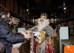 Melchor, Gaspar y Baltasar reparten magia, ilusión y regalos entre los niños de Manises - (foto 4) Melchor, Gaspar y Baltasar reparten magia, ilusión y regalos entre los niños de Manises - (foto 4)