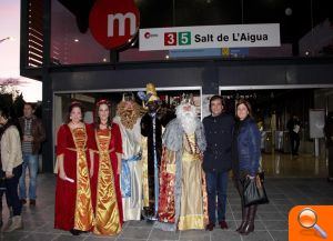 Melchor, Gaspar y Baltasar reparten magia, ilusión y regalos entre los niños de Manises - (foto 5) Melchor, Gaspar y Baltasar reparten magia, ilusión y regalos entre los niños de Manises - (foto 5)