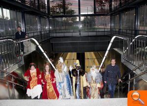 Melchor, Gaspar y Baltasar reparten magia, ilusión y regalos entre los niños de Manises - (foto 6) Melchor, Gaspar y Baltasar reparten magia, ilusión y regalos entre los niños de Manises - (foto 6)