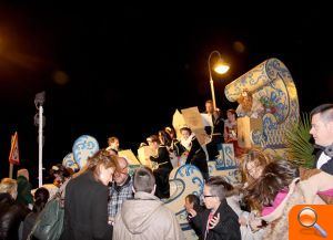 Melchor, Gaspar y Baltasar reparten magia, ilusión y regalos entre los niños de Manises - (foto 8) Melchor, Gaspar y Baltasar reparten magia, ilusión y regalos entre los niños de Manises - (foto 8)