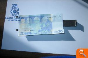 Detenidos dos hombres por cometer estafas mediante la colocación de “cepos” en cajeros automáticos - (foto 2)