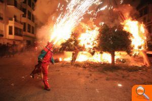 El Ayuntamiento coordinará con numerosos voluntarios los actos de Sant Antoni y hace un llamamiento para que haya mayorales en 2015 - (foto 5) El Ayuntamiento coordinará con numerosos voluntarios los actos de Sant Antoni y hace un llamamiento para que haya mayorales en 2015 - (foto 5)