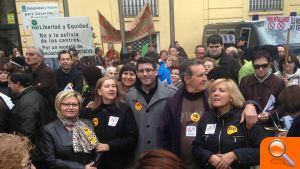 Més de 200 ontinyentins participen a una multitudinària protesta contra el copagament davant el Palau de la Generalitat