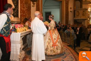 Las Falleras Mayores ofrecen sus ramos a la Virgen de los Desamparados