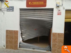 La Guardia Civil desarticula un grupo organizado que utilizaba el método del alunizaje para cometer robos en estancos en la provincia de Valencia - (foto 2) La Guardia Civil desarticula un grupo organizado que utilizaba el método del alunizaje para cometer robos en estancos en la provincia de Valencia - (foto 2)