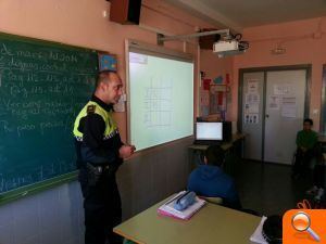 La Policia Local de Aldaia recorre los centros educativos para instruirlos sobre el uso de la pólvora