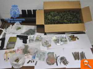 La Policía Nacional desmantela un punto negro de venta de marihuana y hachís en Manises