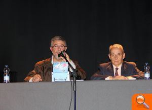 Álvaro Carrey presenta en Manises su primer libro: "El viaje de Violeto, las aventuras de un billete de 500 €" - (foto 3)