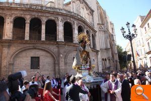 Miles de personas rinden homenaje a la Virgen de los Desamparados en la primera salida de su imagen original desde 1961 - (foto 2) Miles de personas rinden homenaje a la Virgen de los Desamparados en la primera salida de su imagen original desde 1961 - (foto 2)