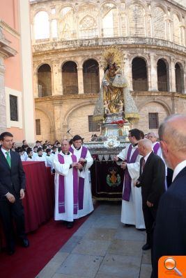 Miles de personas rinden homenaje a la Virgen de los Desamparados en la primera salida de su imagen original desde 1961 - (foto 5) Miles de personas rinden homenaje a la Virgen de los Desamparados en la primera salida de su imagen original desde 1961 - (foto 5)