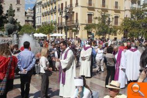 Miles de personas rinden homenaje a la Virgen de los Desamparados en la primera salida de su imagen original desde 1961 - (foto 9) Miles de personas rinden homenaje a la Virgen de los Desamparados en la primera salida de su imagen original desde 1961 - (foto 9)