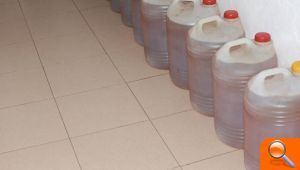 La Policía Nacional detiene a dos personas que sustraían más de 1000 litros de gasoil - (foto 2)