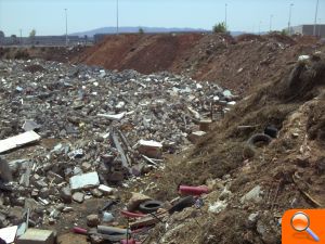 El PSPV denuncia el vertido de 200 toneladas de escombros ilegales en una parcela del PAI Mas de Baló de Riba-roja de Túria 