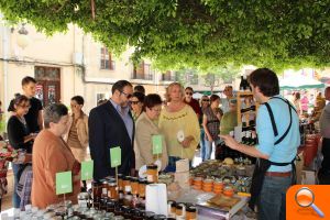 Decenas de personas recorren el mercado de productos ecológicos que cierra la XII Feria del Consumo Saludable de San Vicente - (foto 2)