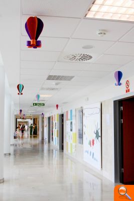 La escuela La Fe decora la "Avenida de los Niños" con globos aerostáticos de colores