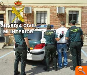 La  Guardia  Civil  detiene  a    tres  personas  por  un  delito  de  robo  y  receptación  en  Vinaròs 