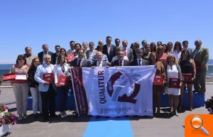 Teulada-Moraira recibe la Bandera “Qualitur” a la calidad y gestión medioambiental de las playas