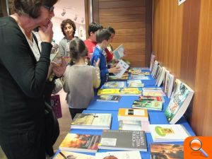 El trueque promociona la lectura posibilitando que un centenar de libros cambie de manos