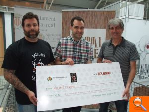 Los organizadores del I Encuentro Solidario de Batucadas entregan el cheque de 2.600 euros para el proyecto Units per l'esperança - (foto 2)