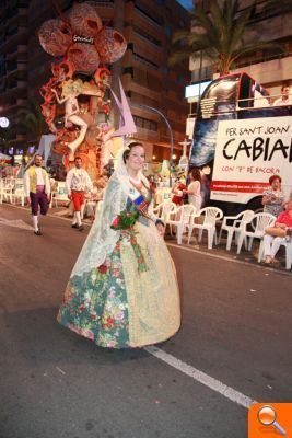 Alba i Marta, Falleres Majors de 2014, desfilen en l’ofrena de flors d’Alacant  - (foto 2)