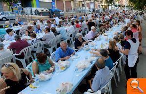 600 personas celebran el Día de los Mayores con una merienda saludable