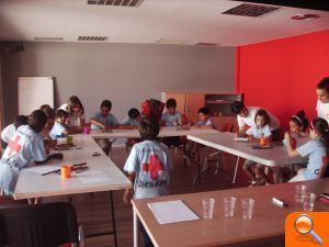 Creu Roja Gandia atén amb reforçament escolar i menjar solidari a 24 alumnes del Col·legi Cervantes