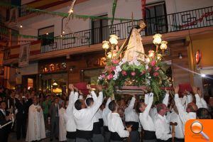 Multitud de ciudadanos de Moraira veneran a su patrona, la Virgen de los Desamparados 