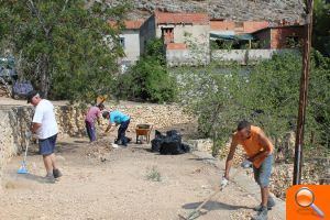 Jardines limpia el barrio del Pic y la acequia de ‘La Lloma’ gracias a un equipo especial del II Plan de Empleo