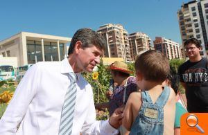Visita del alcalde, Alfonso Bataller, al Huerto Urbano para mayores "Perot de Granyana" - (foto 2) Visita del alcalde, Alfonso Bataller, al Huerto Urbano para mayores "Perot de Granyana" - (foto 2)
