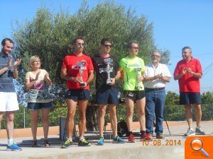 Los ediles de Fiestas y Deportes entregan los trofeos de la Volta a Peu del Forn de Carrascosa - (foto 2) Los ediles de Fiestas y Deportes entregan los trofeos de la Volta a Peu del Forn de Carrascosa - (foto 2)