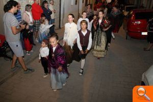 Decenas de parejas bailan el Ball Pla en la plaza de Ares