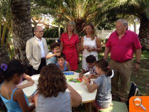 La consellera de Bienestar Social visita la escuela de verano de Ribarroja del Turia adherida al programa de Bienestar Social - (foto 3)