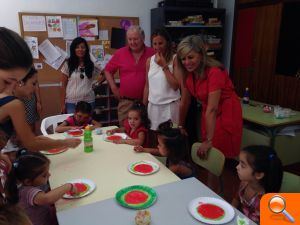 La consellera de Bienestar Social visita la escuela de verano de Ribarroja del Turia adherida al programa de Bienestar Social - (foto 5)