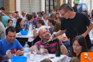 Una multitudinaria cata popular en Benlloch presenta en sociedad tres vinos elaborados por las bodegas de Castellón - (foto 2) Una multitudinaria cata popular en Benlloch presenta en sociedad tres vinos elaborados por las bodegas de Castellón - (foto 2)
